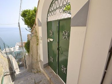 Private villa sleeps 6 in Praiano with pool by the Sea